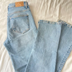 Zara jeans - Populära midwaist jeans från Zara med slits nedtill. Passar även 36. Liten defekt längst ned, men inget märkvärdigt.