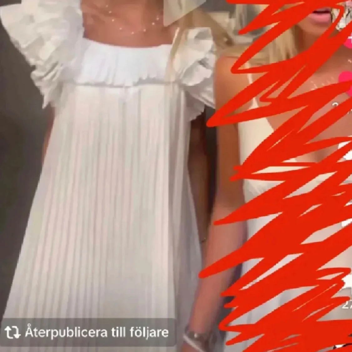 Vit plisserad klänning med volang - 1