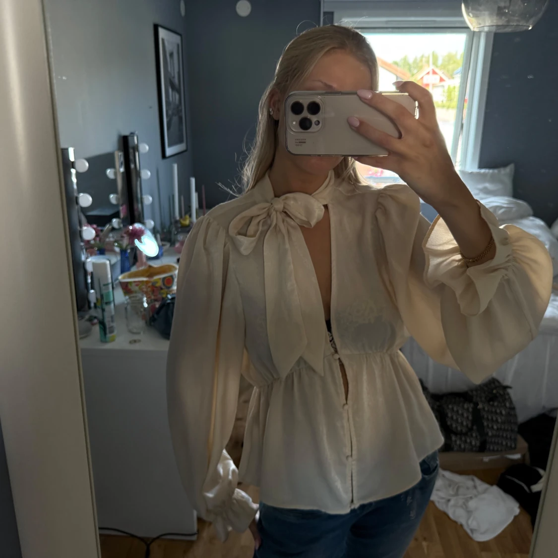 Champagnefärgad blus med rosett - 3