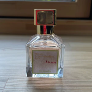 Maison Francis Kurkdjian À la rose - 30ml edp, helt ny princip. Förpackning finns ej, kontakta angående de. Finns info om den.