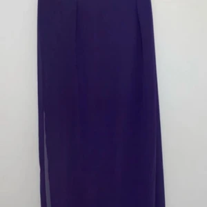 Lila lång chiffong sjal/slöja/hijab/halsduk - Jättefin lång chiffong sjal som också kan användas som slöja, hijab eller halsduk. Längden på sjalen är ungefär 175cm och bredden är ungefär 70cm. 100% polyester!
