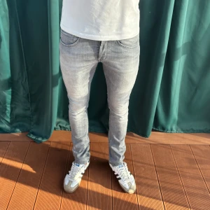 Dondup George  - Säljer nu dessa feta dondup jeans till ett super pris, helt utan defekter! Modellen är 183 cm och väger 70kg