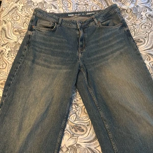 Midwaist baggy jeans - Älskar passformen på dessa! De är perfekta midwaist jeans och baggy. Jeansen är från bik bok. Säljer dem då de inte passar mig längre tyvärr. Storleken är w32 L32. Jag köpte jeansen på bik bok och stylen på jeansen heter sage! 