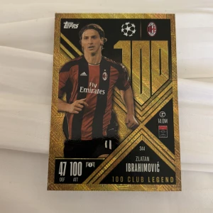 100 Club Legend - (START BUD 1 KRONA)Exklusivt samlarkort med Zlatan Ibrahimović i AC Milan-tröja. Perfekt för fotbollsfans och samlare som vill ha en ikonisk spelare i sin samling. Kortet har en snygg guldglittrande design och visar Zlatans imponerande statistik.