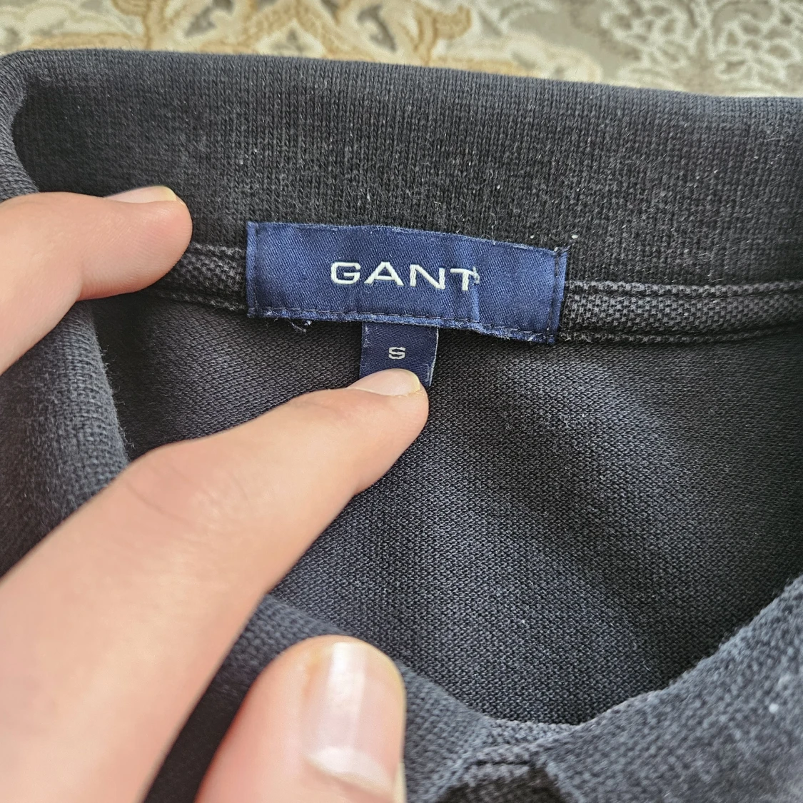 Svart långärmad pikétröja från Gant - 2