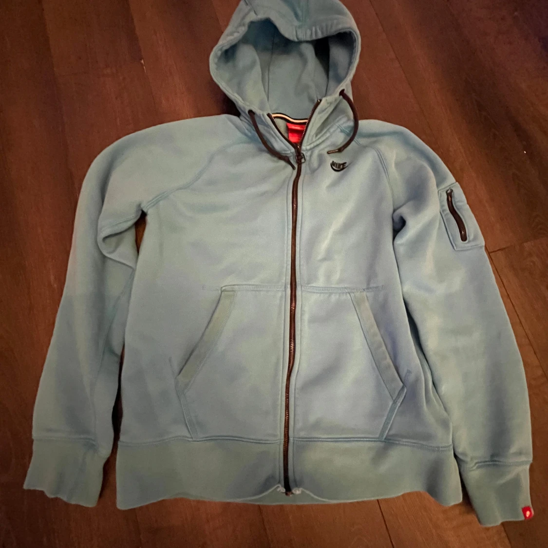 Ljusblå Nike hoodie med dragkedja