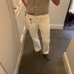 Zara jeans med knytning - Vita populära Zara jeans med knytning! Aldrig använda, nypris: 559 kr💓💓