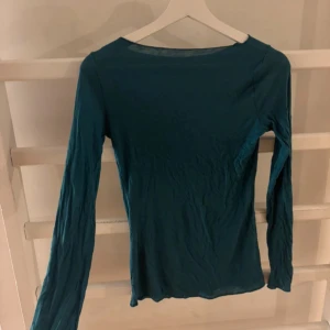 Mörkgrön slutsåld intimissimi  - Säljer min mörkgröna intimissimi tröja som inte längre går att köpa på hemsidan, den är i jätte bra skick och har inga hål. Skriv för flera bilder😊Vill sälja så fort som möjligt så kan acceptera de flesta prisförslagen men då ska de vara ett rimligt pris då original priset är typ 500 nåt