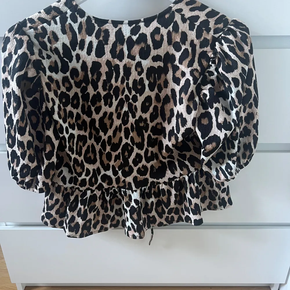 Jätte fin leopard mönstrad tröja som tyvärr aldrig kommit till användning för mig. Storlek S . Puserot.