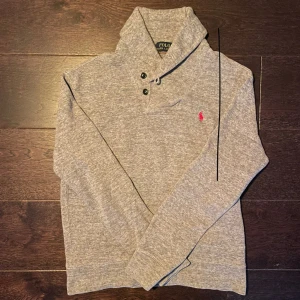 Polo Ralph Lauren tröja  - Hej säljer nu denna väldigt snygga och unika polo Ralph Lauren tröjan som är i storlek small. Skick 8/10 inga hål eller fläckar. Kom dm för mer information 😊🙌