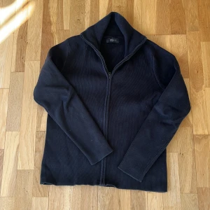 Svart ribbad full zip från Filippa K - Säljer denna riktigt snygga svarta full zip tröja från Filipa K 