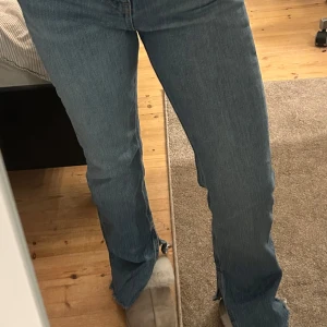 Jeans med split från Gina tricot - Ett par jeans som är hög midjade med slits. Jätteskönt och stretchiga. 