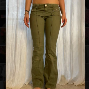 Gröna lågmidjade jeans - Säljer dessa coola gröna lågmidjade jeans från hm. Midjemått rakt över: 36 cm (men är lite stretchiga) innerbenslängd: 78 cm
