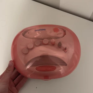 Nagelfil och luft blåsare i ett😍 - Ett perfekt kitt för att göra naglar hemma, från Grundig. Kommer med en elfil och 7 olika verktyg till den. Är även en luft blåsare som torkar nagellacket💗