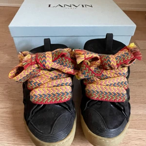 Lanvin curb - Lanvin curb mule, vanliga curbs men en modell utan häl, skorna är väldigt sköna efter att ha gått in i de 3-4 gånger, funkar precis som vanliga skor, personligen tycker jag denna modell är bättre än vanliga curbs då jeansen lägger sig perfekt i hälen, inga defekter bra skick, storlek 43 tts, hör av er vid eventuella funderingar