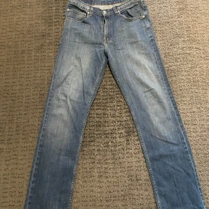 Blå jeans från Levi's - Säljer ett par klassiska blå jeans från Levi's. 