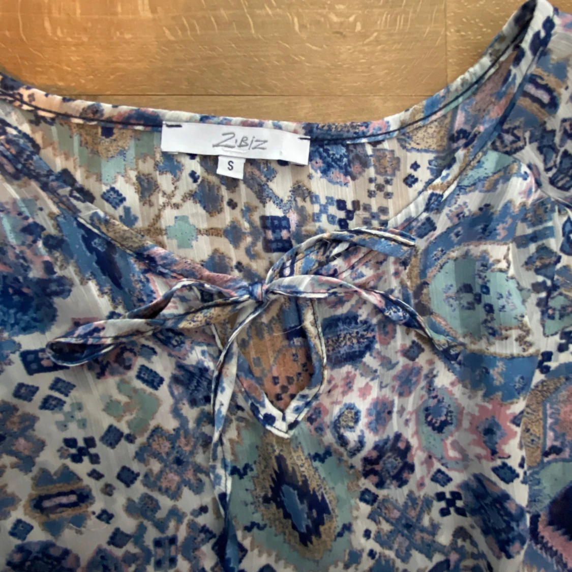 Blå mönstrad blus - 1