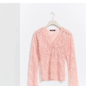 V-neck lace top från gina - Säljer en jätte fin tröja från gina den kostar 299.95 men säljer den för 150kr!🤍 Säljer eftersom de inte är min stil längre