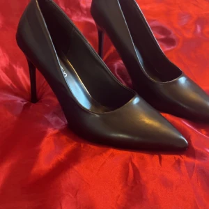Svarta spetsklackar - Eleganta svarta pumps med spetsig tå och hög klack. Perfekta för en stilren look och ger en liten extra touch! Storlek 39 men skulle säga en 40