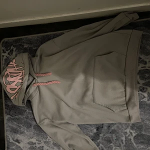 Syna world  - Ett syna world sett i bra skick använd fåtal gånger fast det har gått upp jätte lite stygn vid armhålan inget man märker av. Annars helt perfekt. Väldigt sällsynt ute på marknaden. 