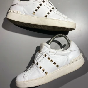 Valentino Skor - Hej! Säljer nu mina skor från märket Valentino, storlek 37, bra skick. Givetvis äkta, Tveka inte på att höra av dig om du har frågor eller funderingar kring skorna!