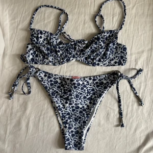 Blommig bikini från Hunkemöller - Jättefin bikini i blå och vitt blommigt mönster! Aldrig använd, hör av dig vid frågor 💞