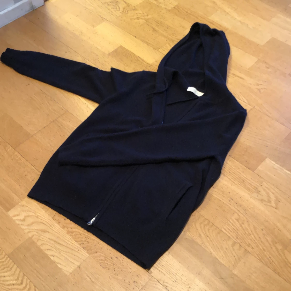 Mörkblå cashmere hoodie med dragkedja - 1