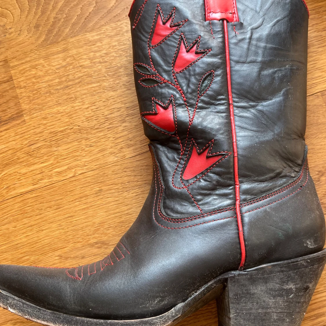 Svarta cowboy boots med röda detaljer - 1