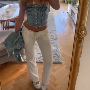 Roxy linnebyxor  - Snygga vita linnebyxor med snygg passform och snörning i midjan. Perfekta för en stilren och bekväm look. Byxorna köptes i slutet på förra sommaren och har inga tecken på defekter, de är tillverkade i ett lätt och luftigt material.