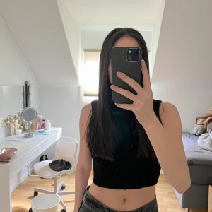 Svart ribbad croppad topp - Svart topp från Zara 