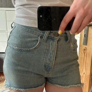 Blå jeansshorts från Never Denim - Säljer ett par snygga blå jeansshorts från Never Denim. Jättefina, inte använda så mycket! Perfekta inför sommaren! 💙