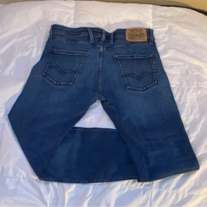Replay Anbass Hyperflex | 34/32 - ‼️Mörkblå Replay Anbass‼️                                             Märke: Replay 🏷️                                                                Storlek: W34-L32📏                                                       Passform: Slim fit 📌                                                             Skick: ⭐️8/10⭐️                                                                  Fraktar: Inom 1 dag 📦  