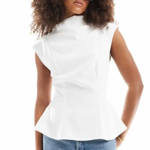 Topp Asos - Vit topp från Asos. Helt oanvänd💕
