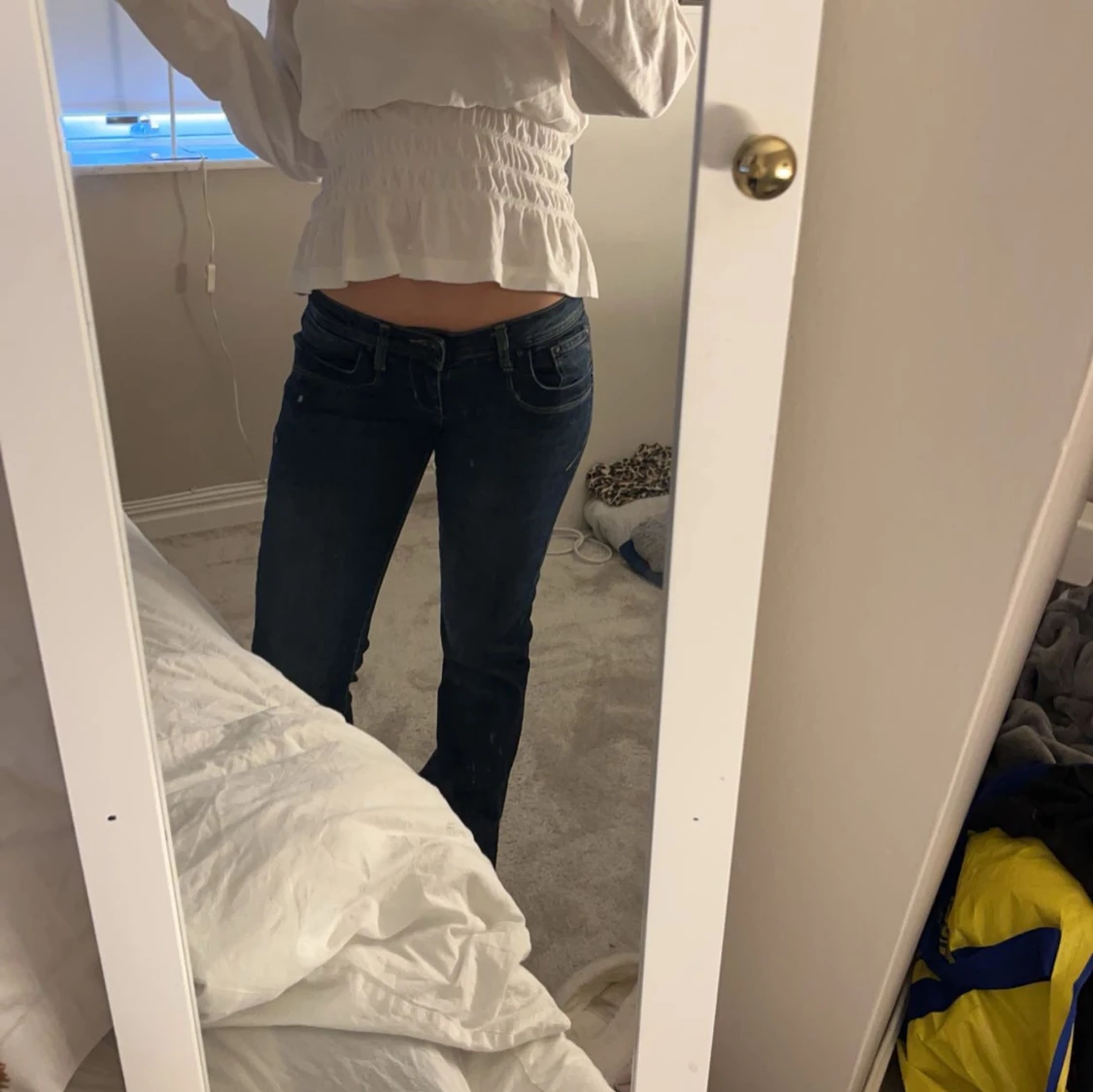 Vit blus med volangdetaljer - 4