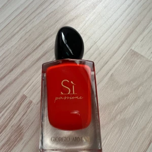 Giorgio Armani Si Passione - Giorgio Armani Si Passione parfym 50 ml. Är mer än hälften kvar och har självklart förvarats mörkt och svalt! 