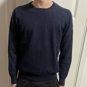 Gran Sasso Merinoull Tröja - Gran Sasso Merinoull Tröja | skick 8/10 | storlek XS | personen på bilden är 170 | fler frågor? Kontakta oss! |