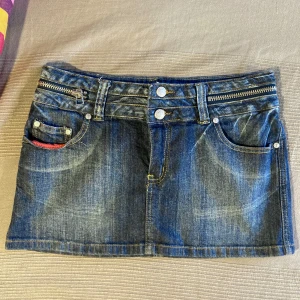 Minikjol jeans - Kort jeanskjol i fint skick. Storlek M, jag har vanligtvis xs och är 162 för referens. Sitter som S/M enligt mig. Hör av dig om du undrar något⭐️ Midja 39cm, längd 30cm.  