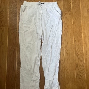 Linnebyxor  - Två bar linnebyxor. Ett par vita å ett par beige. Snygga å skön passform. Fickor å snörning. 🥰Knappt använda, endast lite skrynkliga. 
