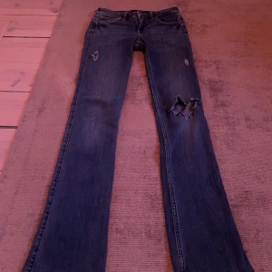 Blå jeans med slitningar - Snygga blå jeans från Hollister med slitningar på framsidan. De är väldigt stetchiga!🌷