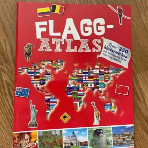 Flagg-Atlas - Upptäck världen med Flagg-Atlas! Denna färgglada bok innehåller över 250 klistermärken och fascinerande fakta om flaggor och länder från hela världen. Perfekt för unga upptäcktsresande som vill lära sig mer om olika kulturer och geografi.