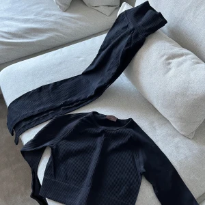 Svart ribbat aimn set  - Säljer en svart ribbad tröja med matchade tights aimn. 
