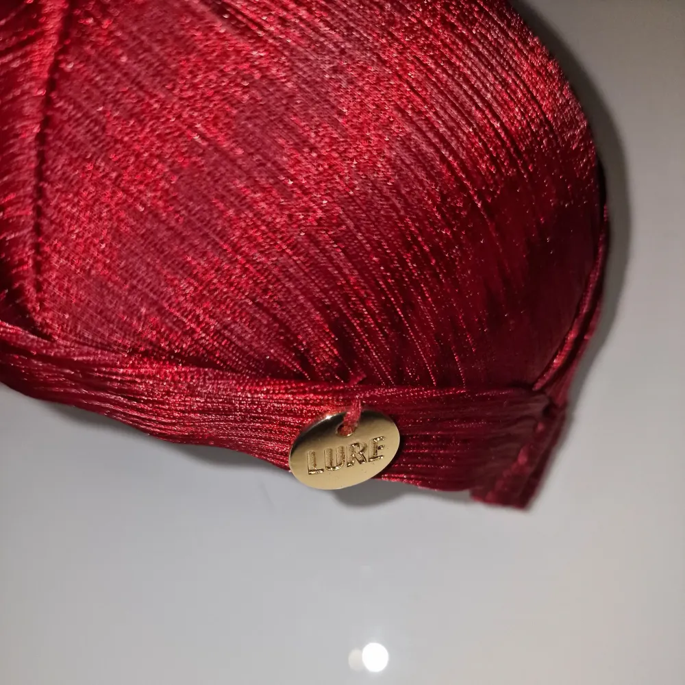 Snygg röd danstopp/sportbh/bikiniöverdel från Lurefitness. Mångfaldig användning, köptes till dans under en bolero men har inte kommit till användning. Den har en unik design med flera band som korsar ryggen.. Muu.