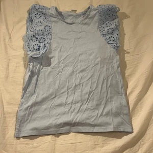 Blå T-shirt  - Fin blå T-shirt i bra skick från Lindex. Priset kan diskuteras🩷
