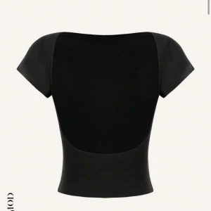 Svart topp med öppen rygg - Snygg svart topp med korta ärmar och en djup öppen rygg. Perfekt för en stilren look. Passar bra till både jeans och kjol. Enkelt att matcha med olika accessoarer för att skapa din egen stil.