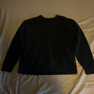 Mörkblå jack & jones tröja - Storlek L men lite liten i storleken