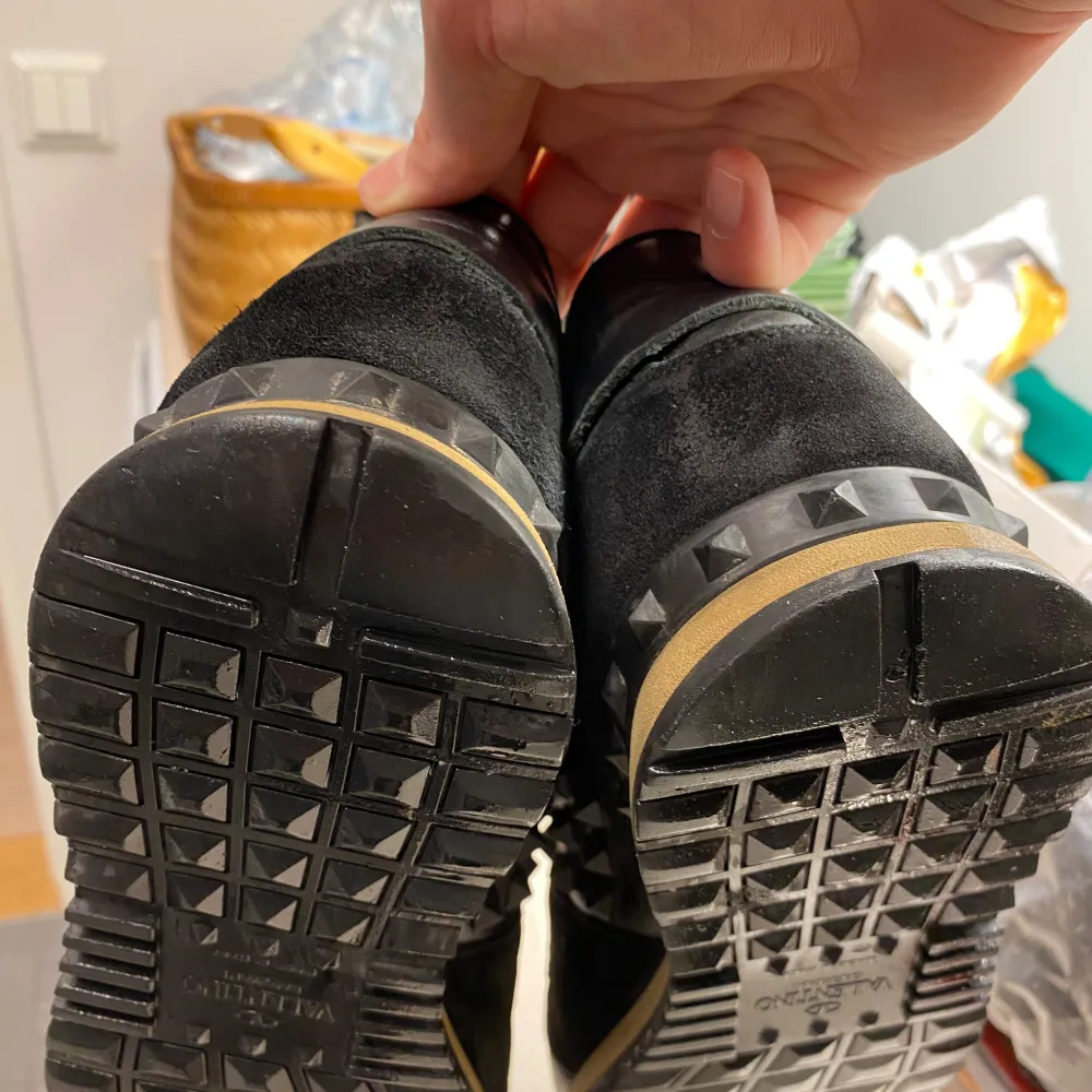Hej! Säljer mina valentino rockrunners som är riktigt snygga! De är i väldigt bra skick men de har tappat en nit på högersidan och har ett mini hål vid hälen på höger skon men det känns inte. Nitarna sitter riktigt bra och de har aldrig ramlat av för mig och det var en nit tappad när jag fick de. Annars är skorna i riktigt bra skick och äktighetsbevis finns! Inget og ingår.Hör av er vid frågor! Skorna är i storlek 41 men passar cirka 42,5! Nypris= cirka 8500 Mitt pris= 1775!!! Helt sinnessjukt. Kengät.