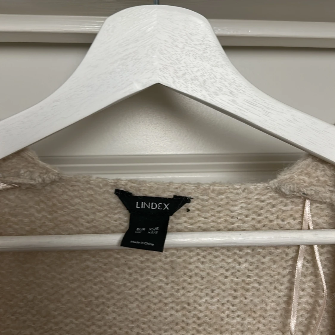 Beige stickad kofta från Lindex - 1