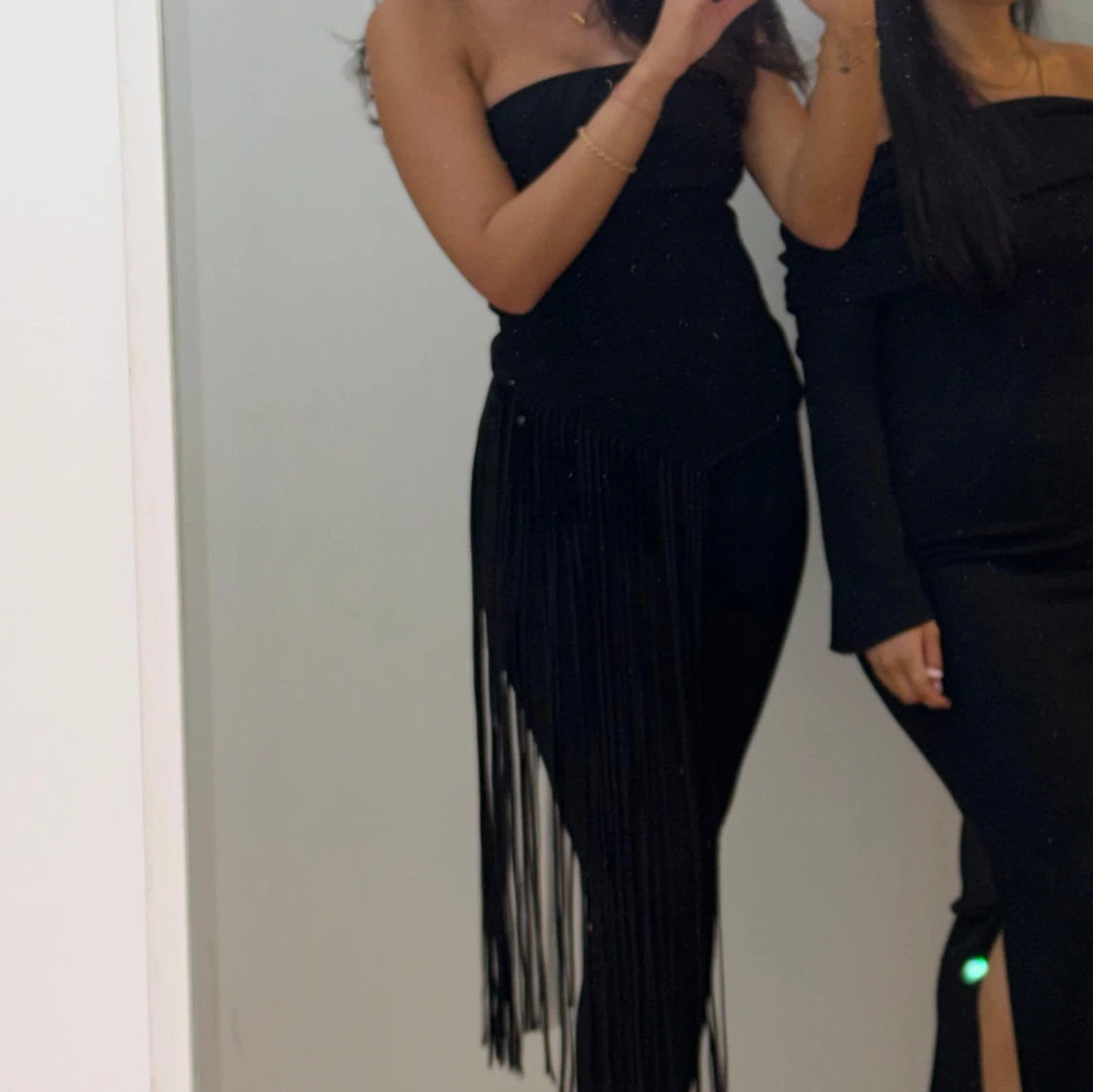 Svart axelbandslös klänning med fransar - 1