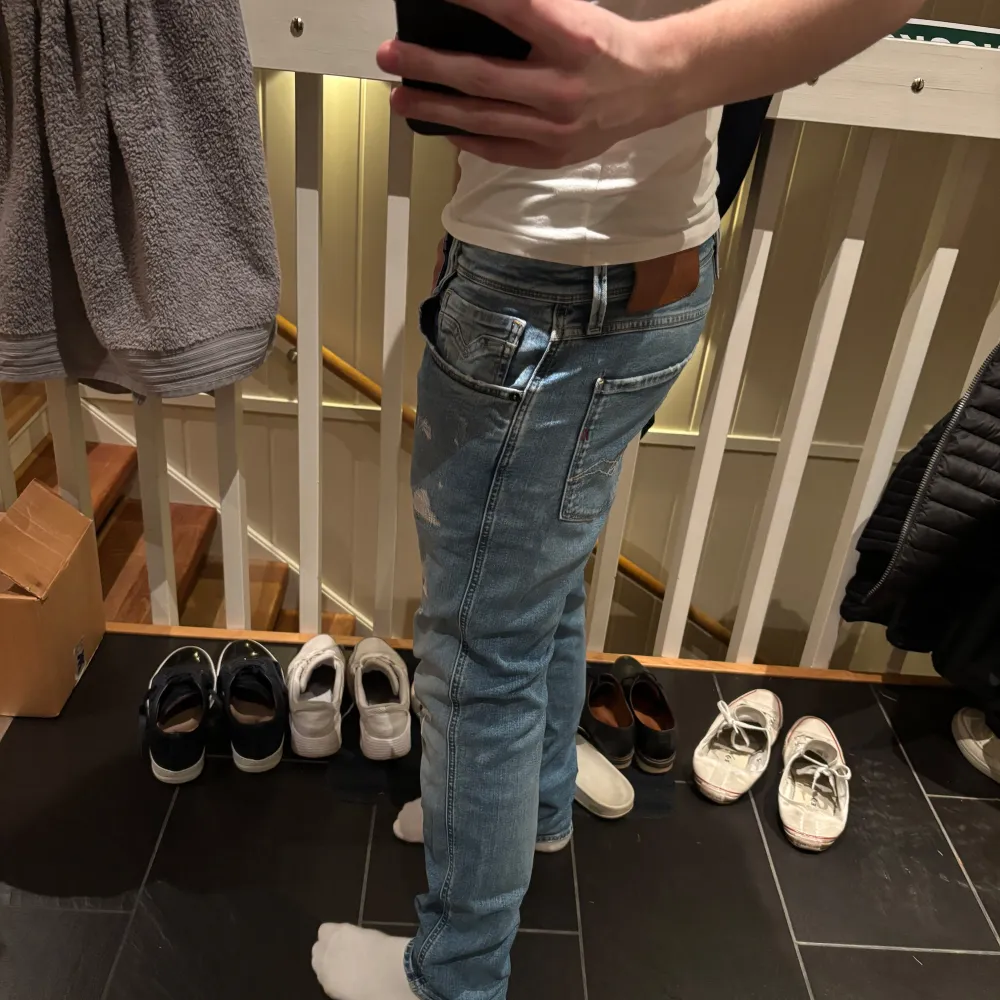 Skit snygga Replay jeans med feta slitningar, nypris ligger runt 2k, mitt pris endast 799!! liten defekt men syns inte om man har bälte! NYSKICK, bättre pris vid snabb affär! Modell 177, lite för långa så passar dej runt 180-185!. Farkut & Housut.