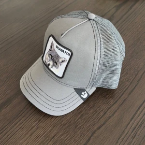 NY Goorin Bros Keps The Silver Fox Grå Trucker - ÄKTA Goorin Bros keps The Silver Fox med färgen grå. Bästa kvalité och aldrig använd!🤩
